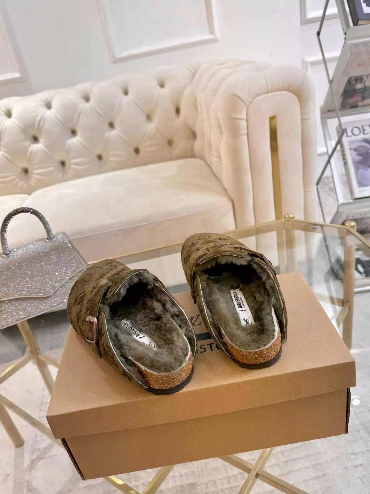 p600 ✨ LV wool slippers for couples｜Even the toes exude a sense of luxury ✨ We have achieved the ultimate restoration of the "high version" of this pair of LV classic Birkenstock slippers, with the mark of luxury in every detail. 👫 ▫️ Original jacquard with delicate cowhide leather, retro texture is at your fingertips; ▫️ 100% pure wool lining, wearing barefoot is like stepping on clouds, skin-friendly, breathable and not sweaty; ▫️ Three-dimensional toe cap + non-slip rubber sole, safe and secure when walking in the wind.  The belt buckle and presbyopia elements are embellished, revealing the aura of a big-name brand in a low-key manner. Whether it is on a date or out on the street, every step is like walking in the middle of a show.  Pair it with jeans for a lazy and casual look; with a coat and skirt, it will look elegant. With one pair of shoes, you can easily switch between multiple styles, and you never have to be deliberate about the sense of luxury.  #LVcouples #high-endwear #lightluxurylife #quality recommendation Fabric: classic presbyopia/imported sheepskin/classic jacquard fabric Lining: imported wool lining Sole: original rubber sole Size: Female 35-41 Male 38-46